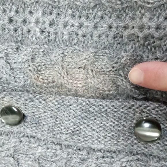 Brooks Brothers vtg M(?) cabled wool cardigan made in Italy with discoloration - Picture 3 of 9